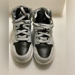 Air Jordan 1 Mid BG Size 7 women 5.5 youth color black, silver and white 💕